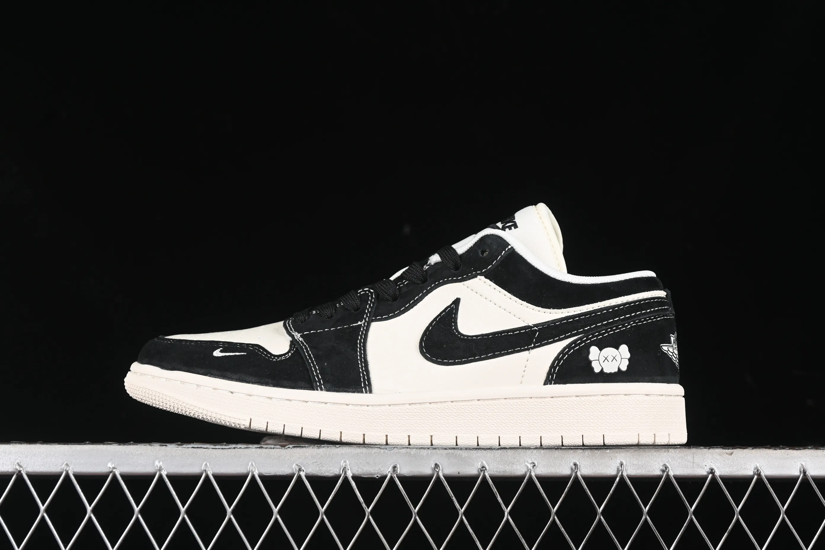 All categories Air Jordan Jordan series basketball shoes Air Jordan 1 Low High-end customized low-top sneakers Air Jordan 1 Low AJ1 Joe 1 Violent Bear joint-black and white midsole High-end customized low-top retro basketball shoes SJ9950-038
